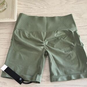 Oner Active Sage Effortless Seamless Shorts size medium- NWT